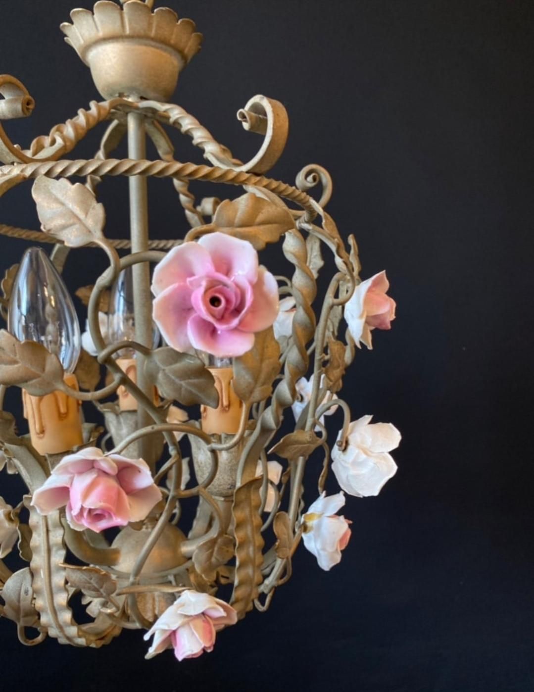 photo buy Duty Free USA. Lustre d'époque en forme de cage à oiseaux avec roses en céramique