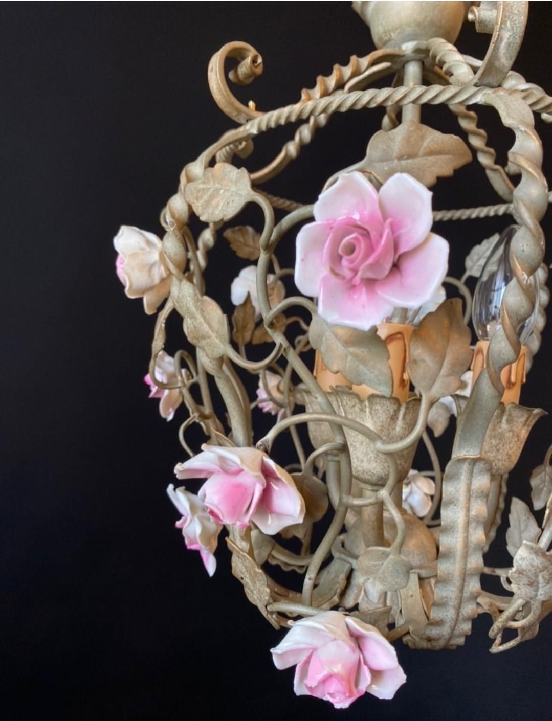 photo vintage Duty Free USA. Lustre d'époque en forme de cage à oiseaux avec roses en céramique