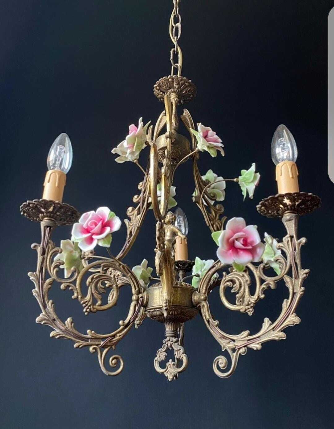 Lustre d'époque avec roses en céramique et chérubin, hors taxes pour les États-Unis photo 1091.0
