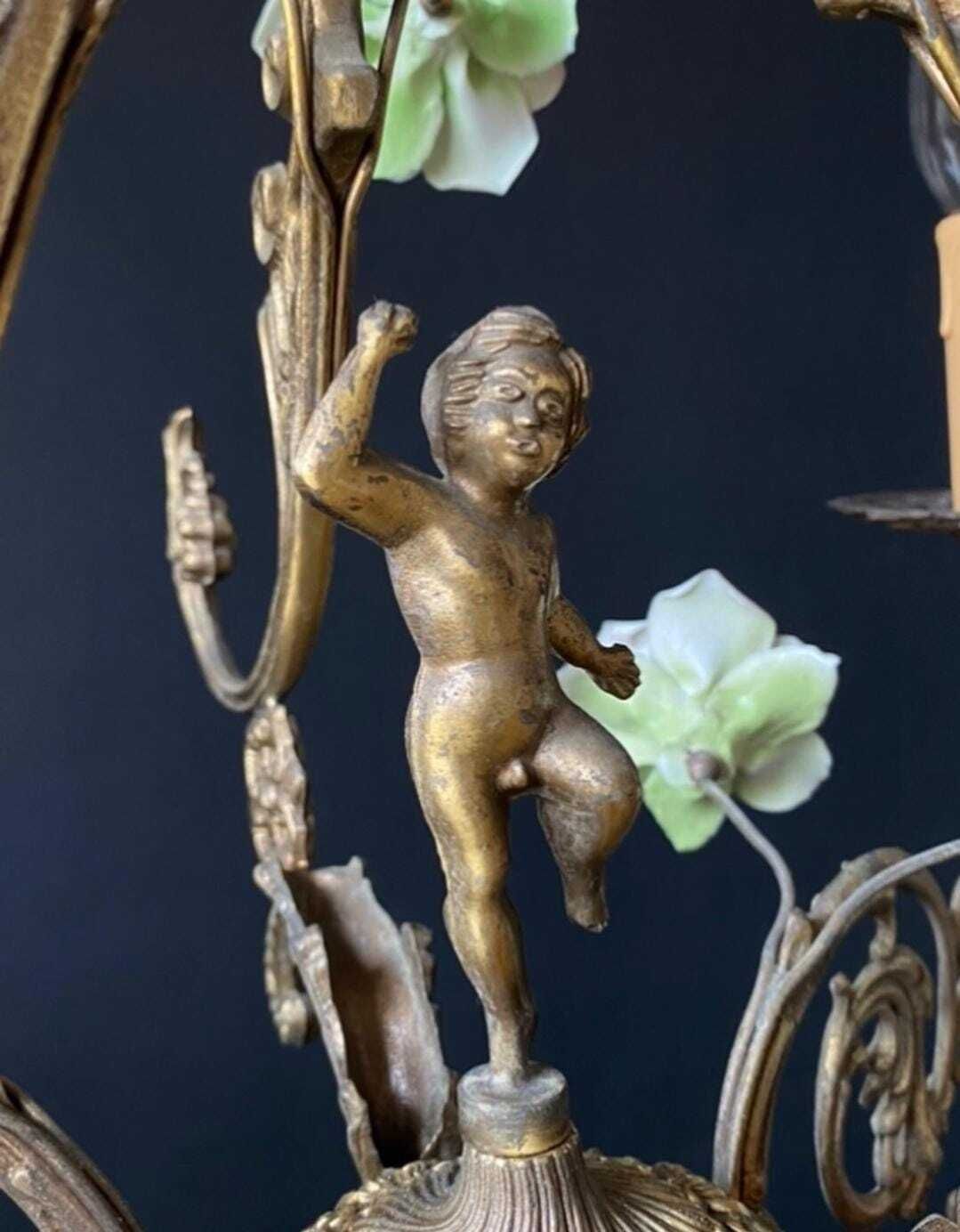 Lustre d'époque avec roses en céramique et chérubin, hors taxes pour les États-Unis photo vintage