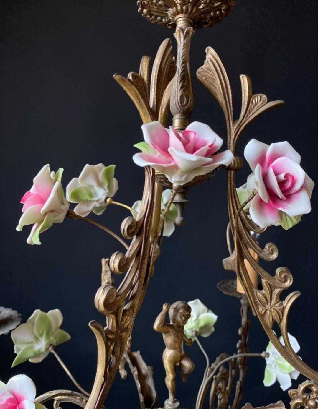 photo for sale Lustre d'époque avec roses en céramique et chérubin, hors taxes pour les États-Unis