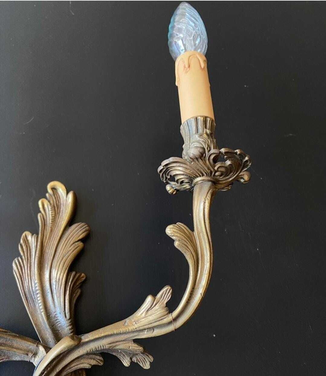 photo furniture Invoervrij voor de VS. Paar antieke bronzen wandlampen