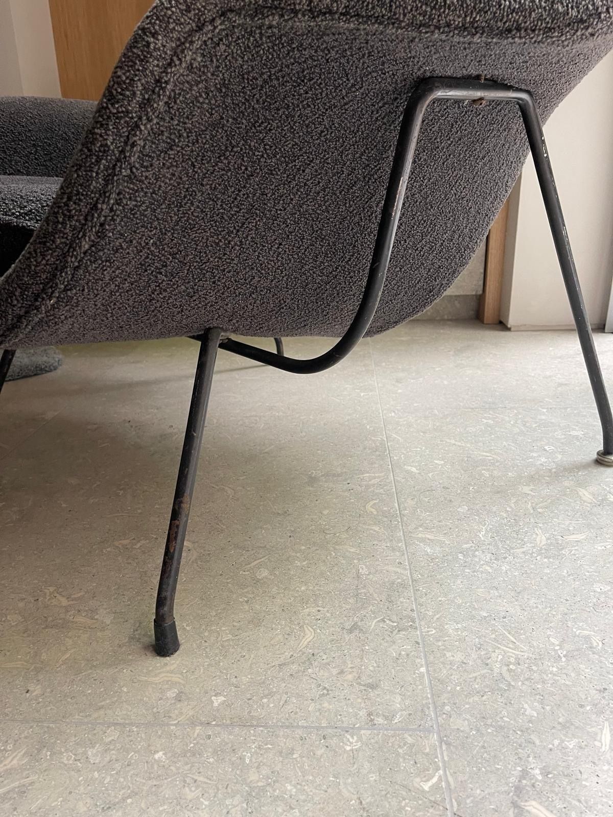 photo furniture Aero Saarinen Womb Chair, Mid 20th Century