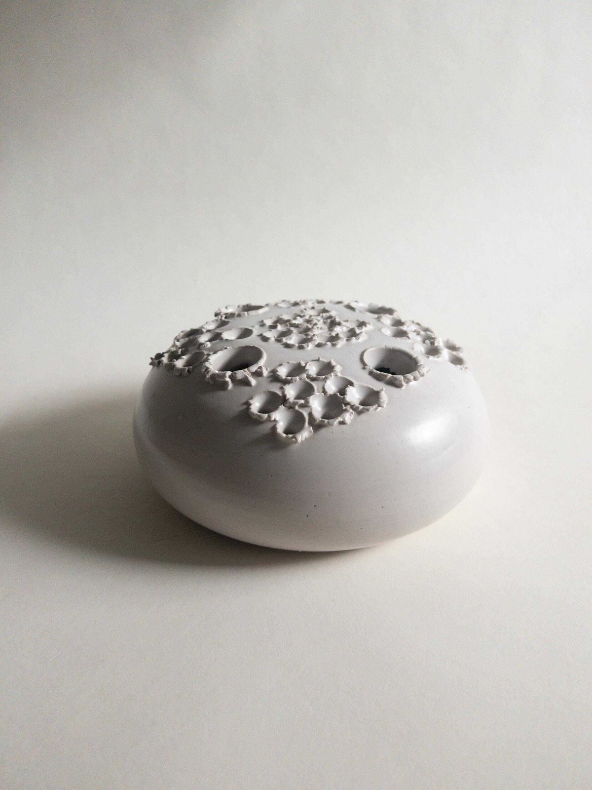 photo for sale Vase de studio Aage Würtz, bougeoir en céramique blanche, style danois moderne