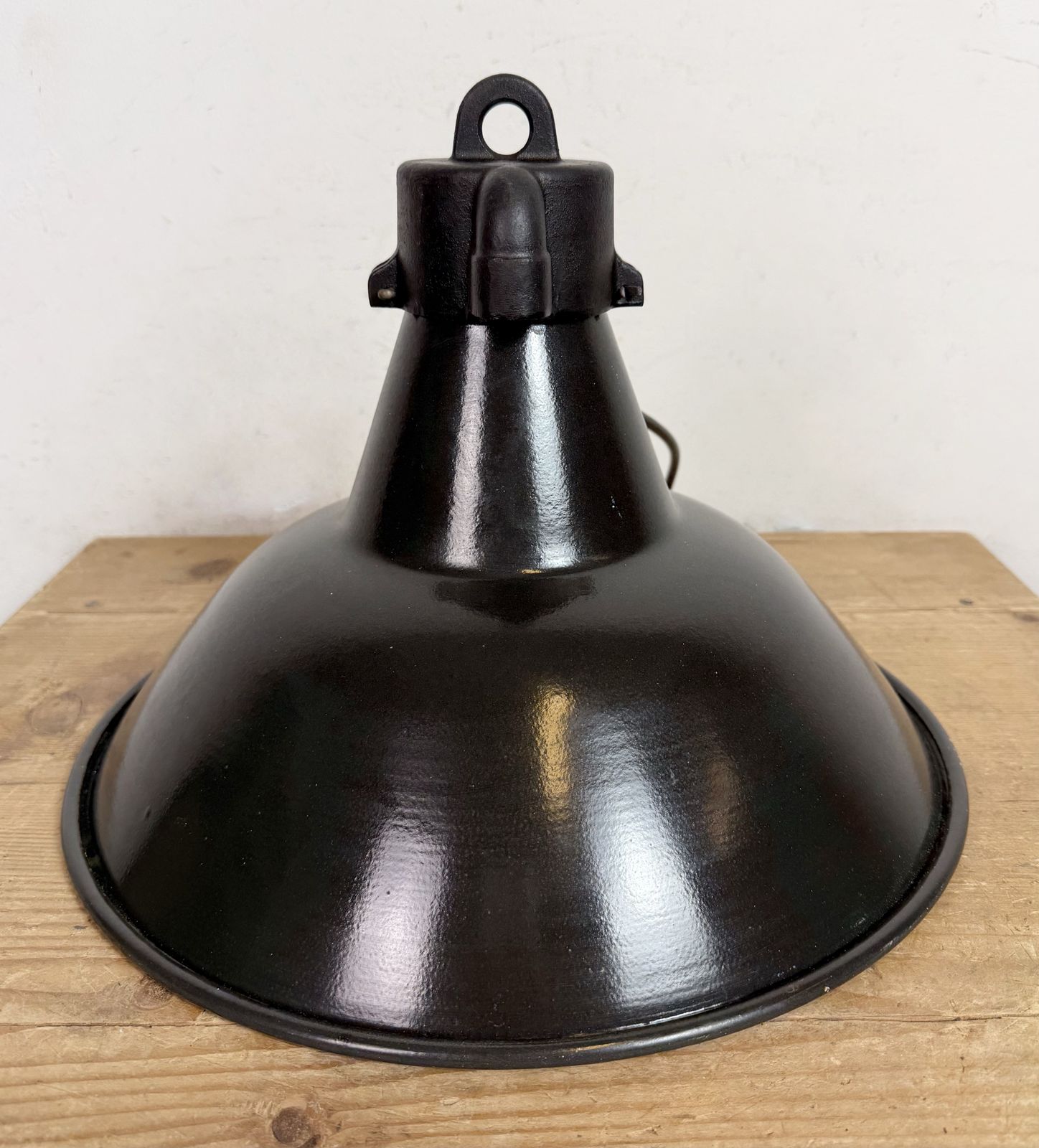 photo vinterior Industrial Black Enamel Factory Lamp With Cast Iron Top, 1950s, 99x
