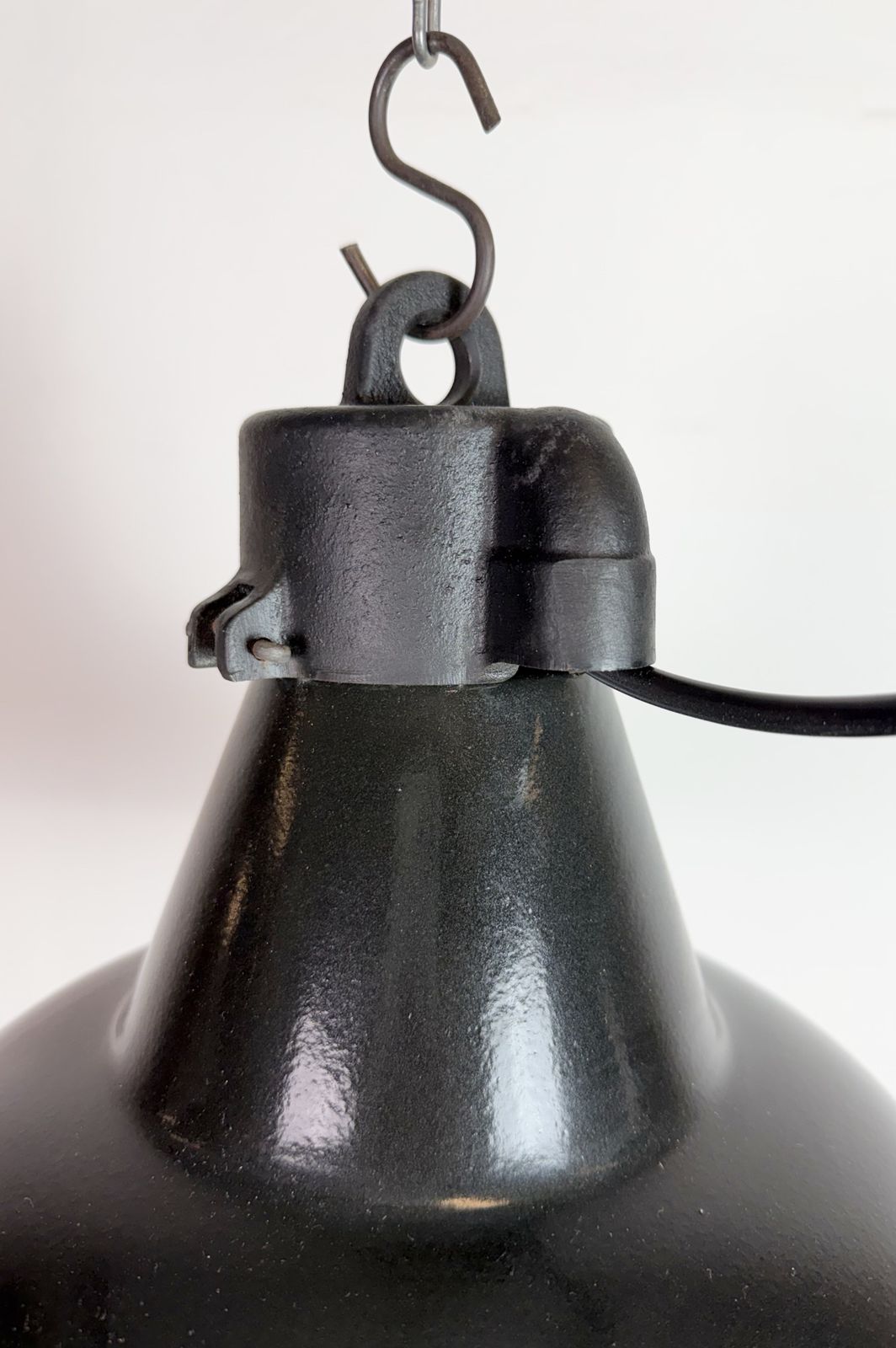 photo buy Set Of 4 Industrial Black Enamel Factory Lamps With Cast Iron Top, 1950s, 49x