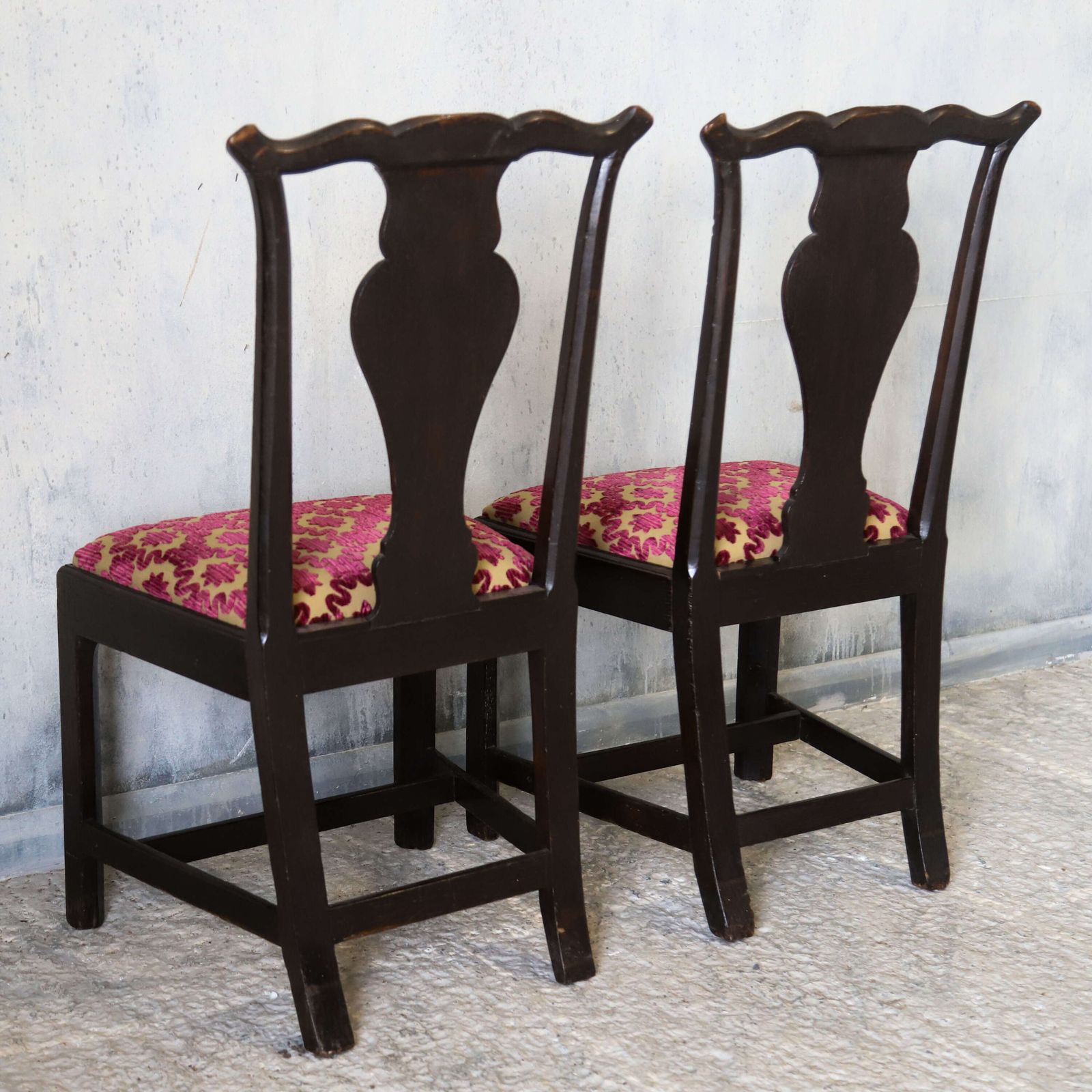 photo furniture Scottish Carved Oak Side Chairs Upholstered In Zoffany Fabric 1780 1810