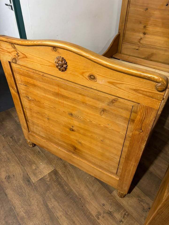 899.0 Pair Of Victorian Pine Single Beds photo