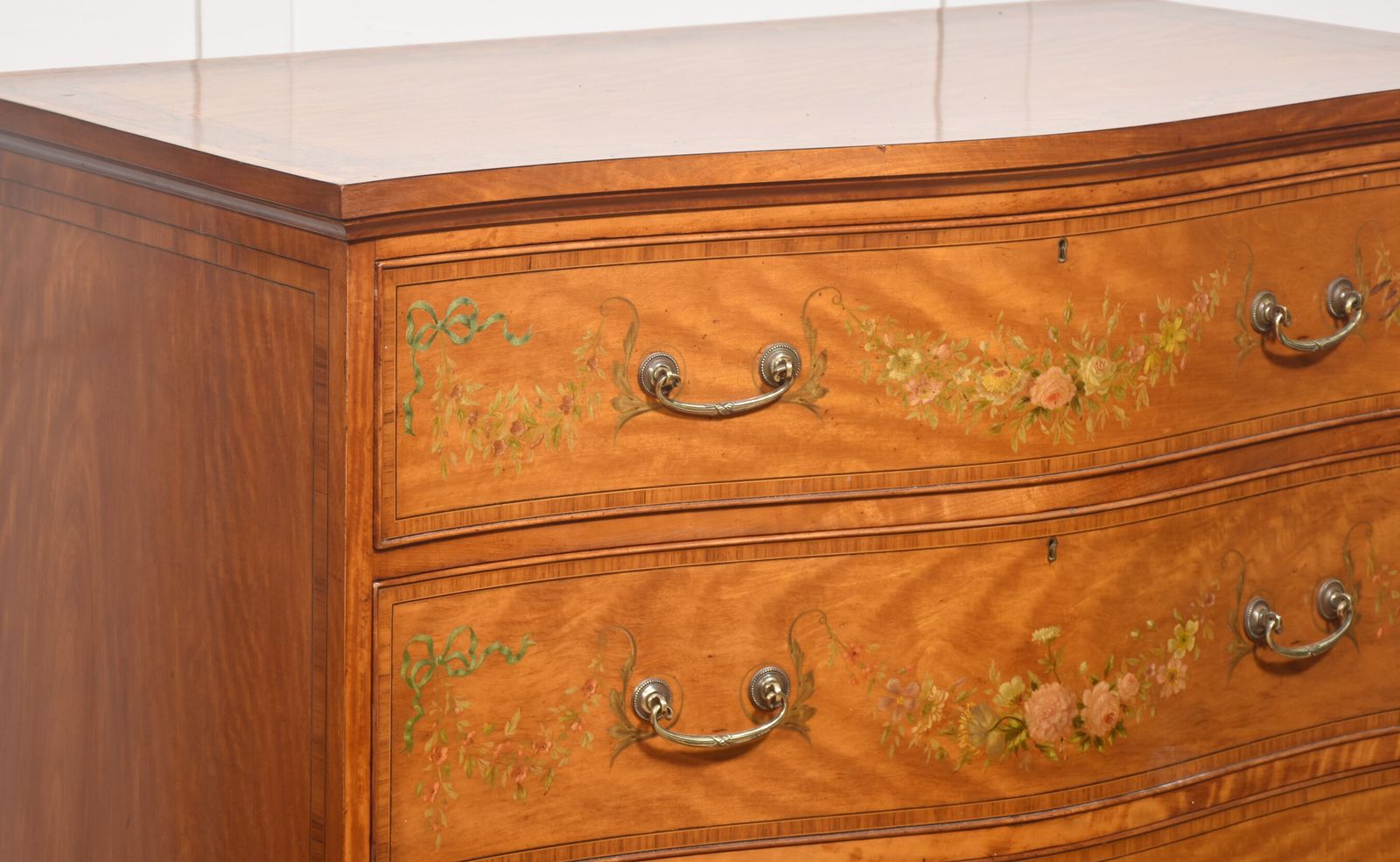 photo vintage Sheraton Revival Satinwood Serpentine Chest Of Drawers