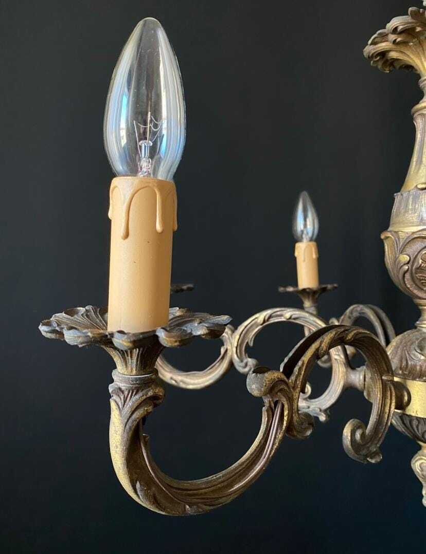 photo furniture Duty Free USA. Lustre en laiton d'époque