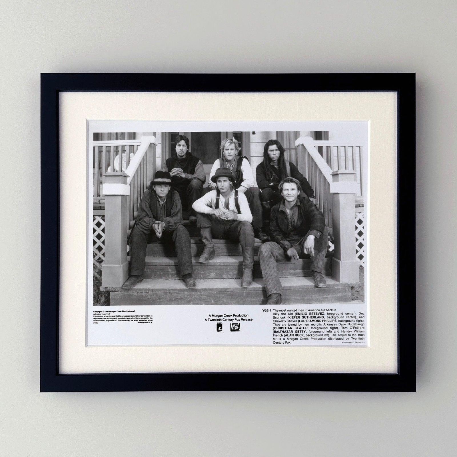 Photo de presse du film Young Guns (1988), encadrée photo furniture