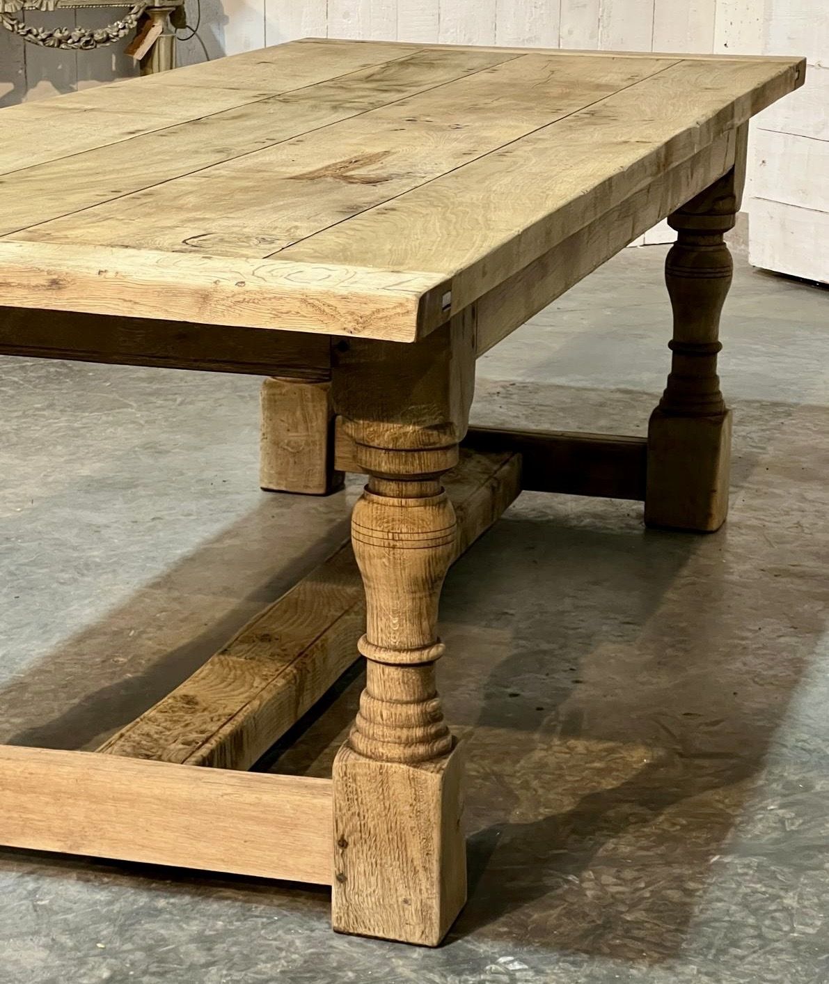photo vinterior Characterful Bleached Oak Farmhouse Dining Table