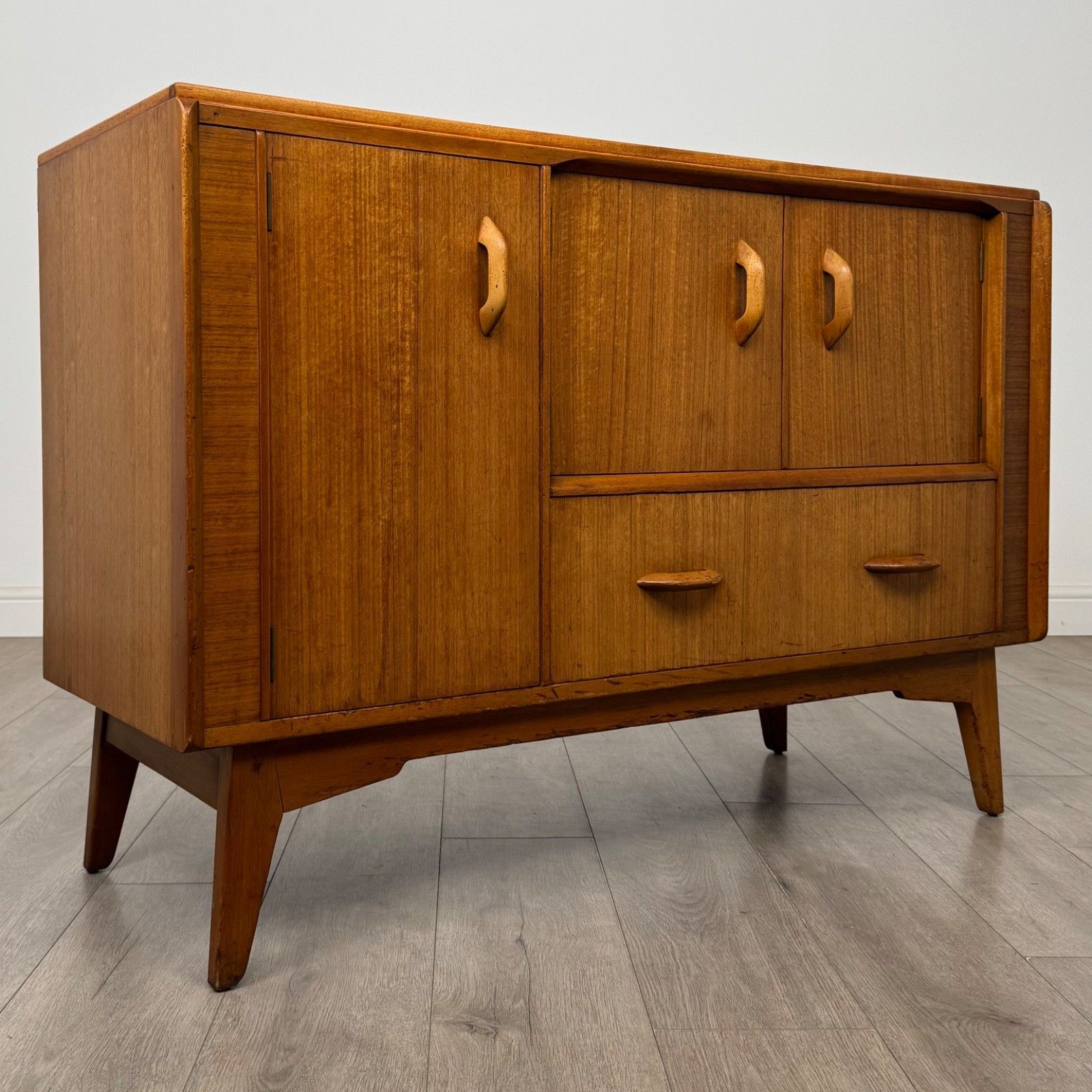 photo furniture Vintage 20th Century Good Quality Sideboard In Walnut ( Af 5509 )