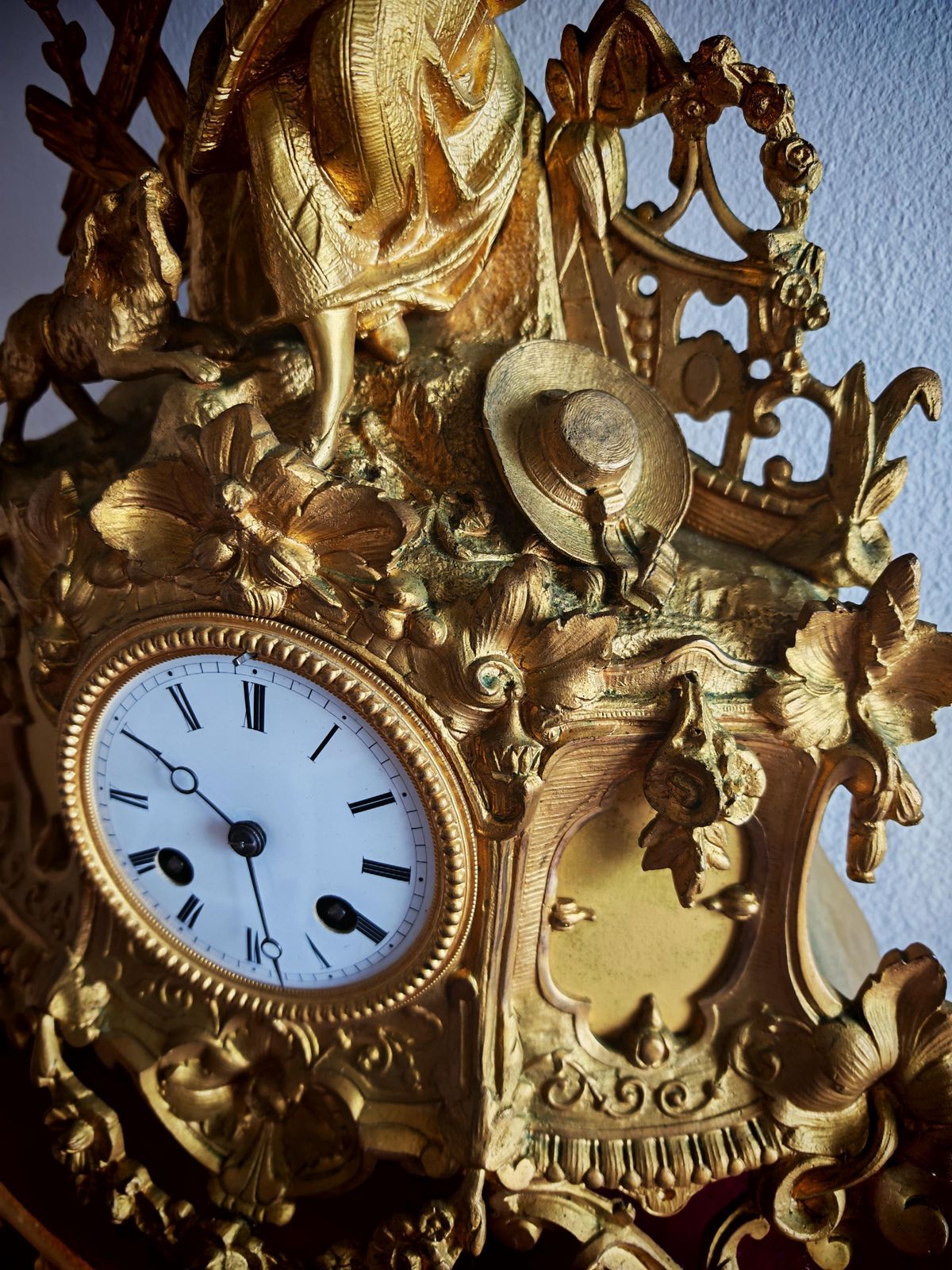 Antieke Penduleklok uit de 19e Eeuw, Verguld Ormolu met Vergulde Voet Bekleed met Bordeauxrood Fluweel. Gerestaureerd. photo for sale