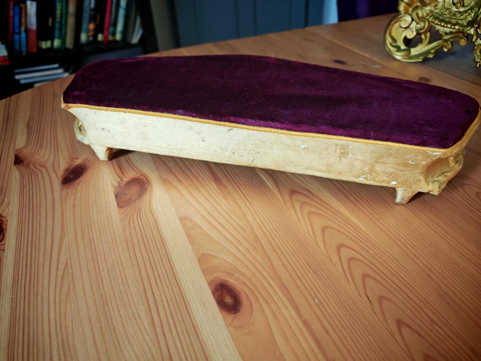photo vinterior Antieke Penduleklok uit de 19e Eeuw, Verguld Ormolu met Vergulde Voet Bekleed met Bordeauxrood Fluweel. Gerestaureerd.