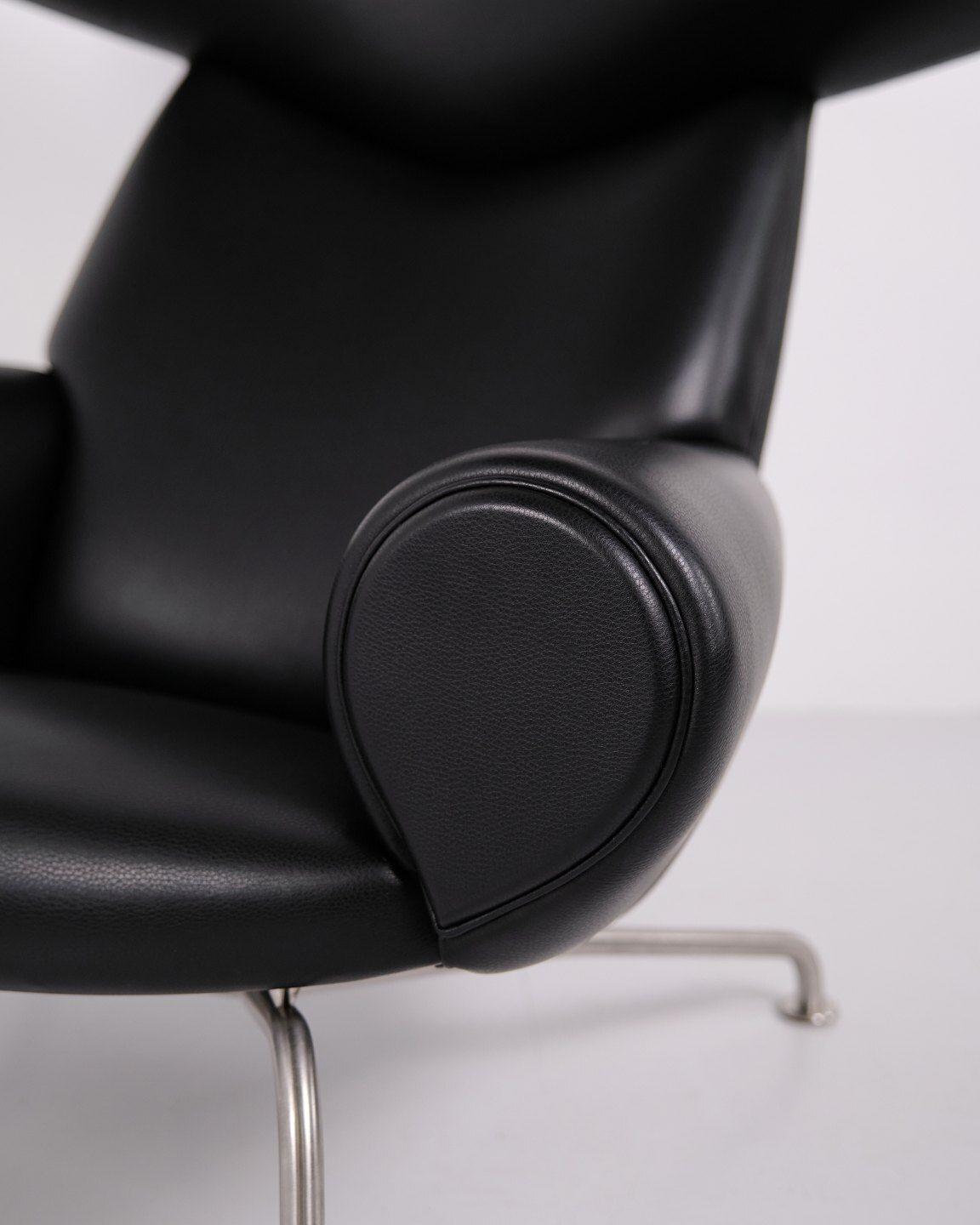 Ox Chair With Ottoman Model Ej100 In Black Leather By Hans J. Wegner For Fredericia Furniture photo buy