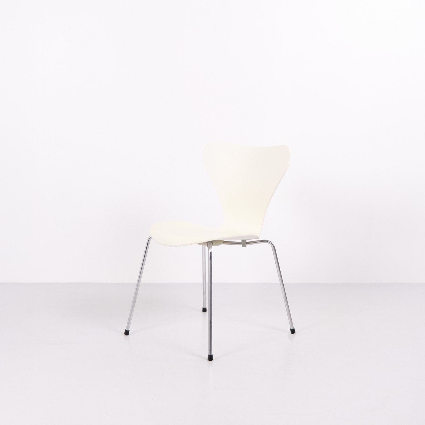 Set Of 6 Series 7 Chairs Model 3107 In White Lacquered Veneer With Chrome Frame By Arne Jacobsen For Fritz Hansen photo for sale