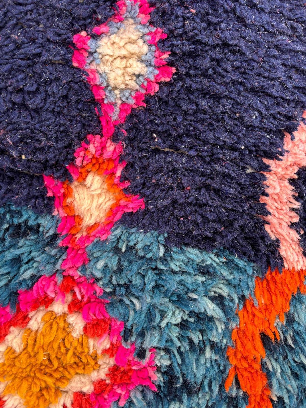 photo furniture Tapis de couloir moderne à motifs abstraits en laine, fait main au Maroc, 70 x 300 cm