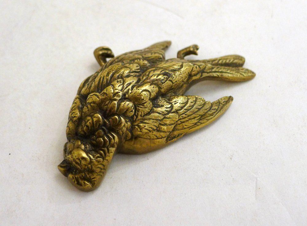photo furniture Small Paperweight Sculpture Of A Dead Bird In Gilt Bronze Or Brass, Early 20th Century