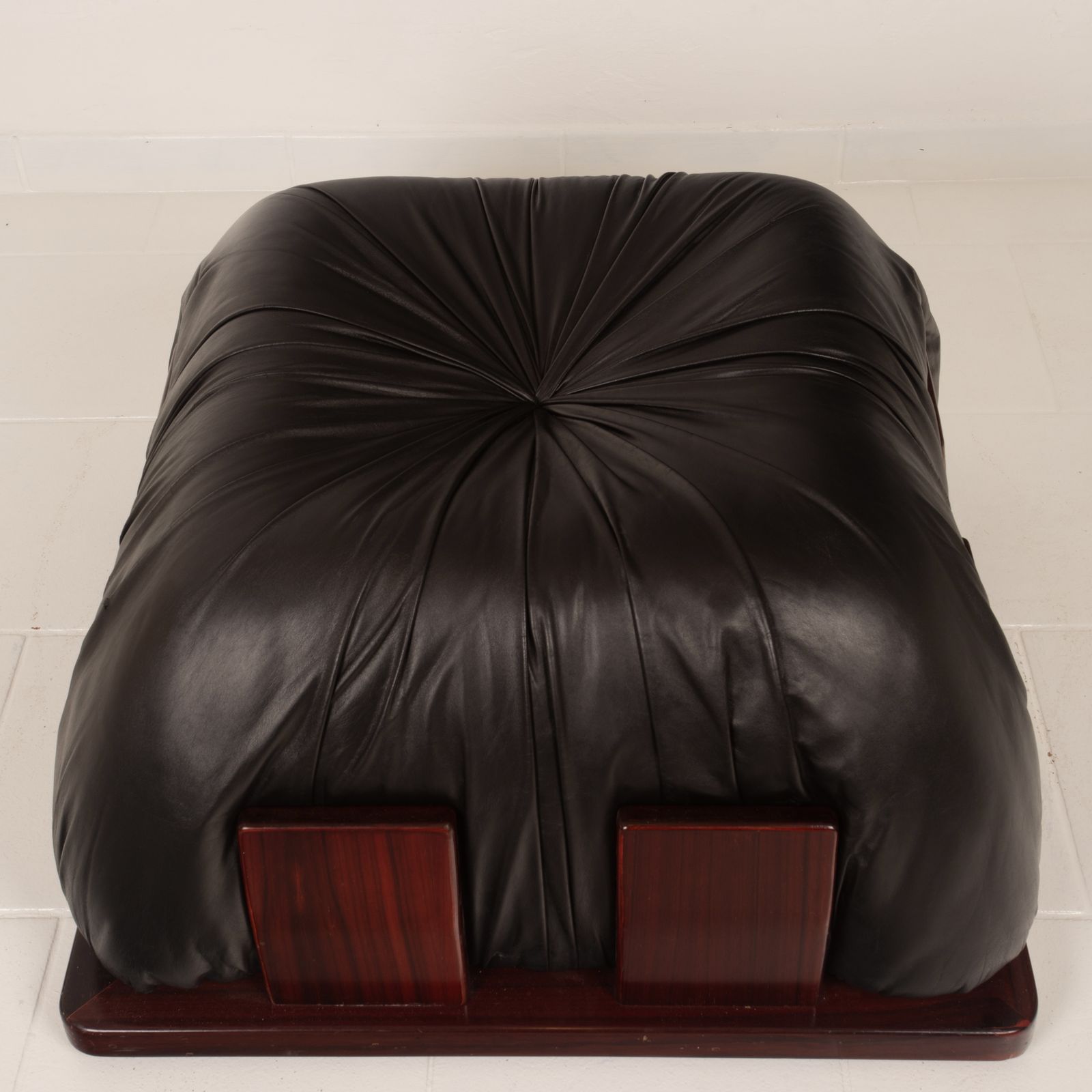 Dragone Pouf In Leather And Padouk By Luciano Frigerio For Frigerio Di Desio. photo vintage