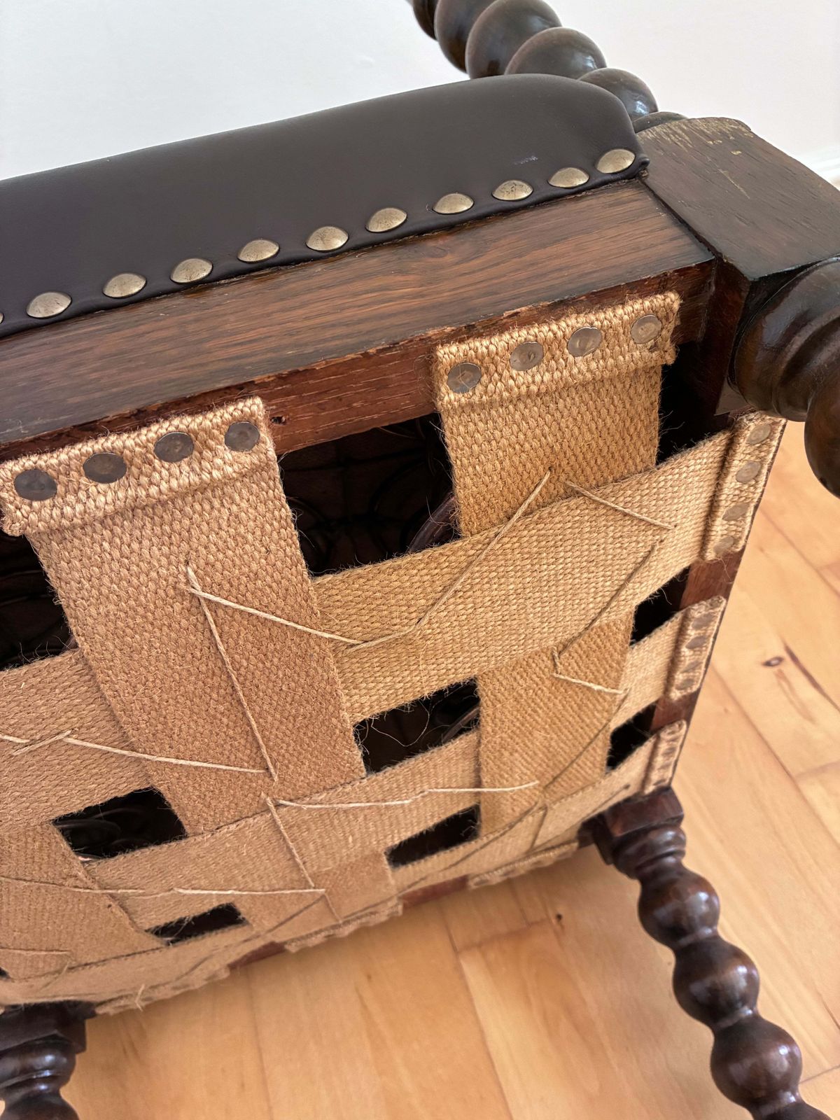 photo vintage Antique Edwardian Bobbin Corner Chair, English 1900