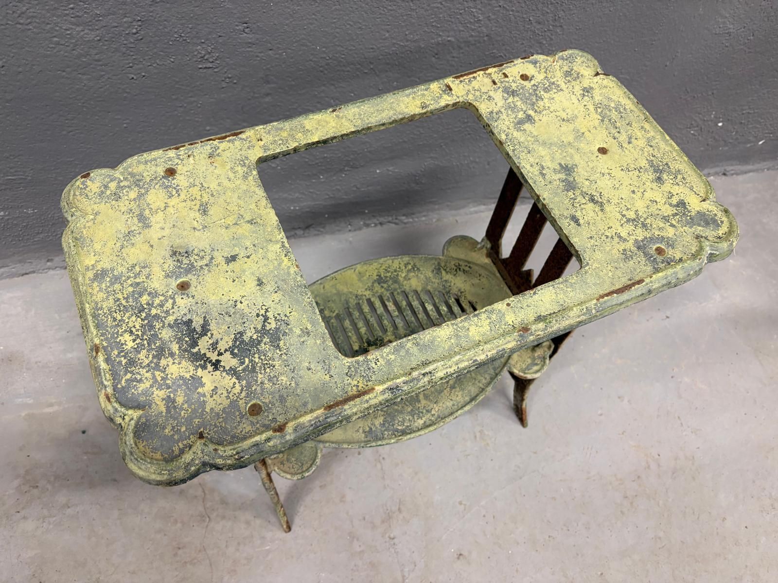 Vintage Metalen Tafel Met Geïntegreerde Opening En Onderste Schap photo vinterior