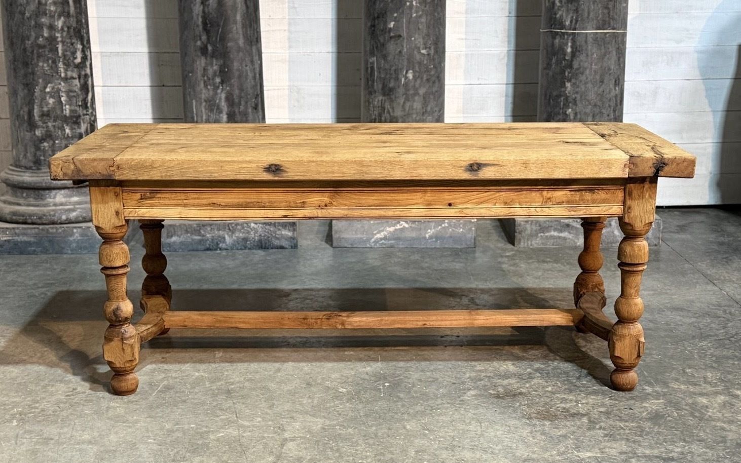 photo vintage Characterful French Farmhouse Kitchen Dining Table