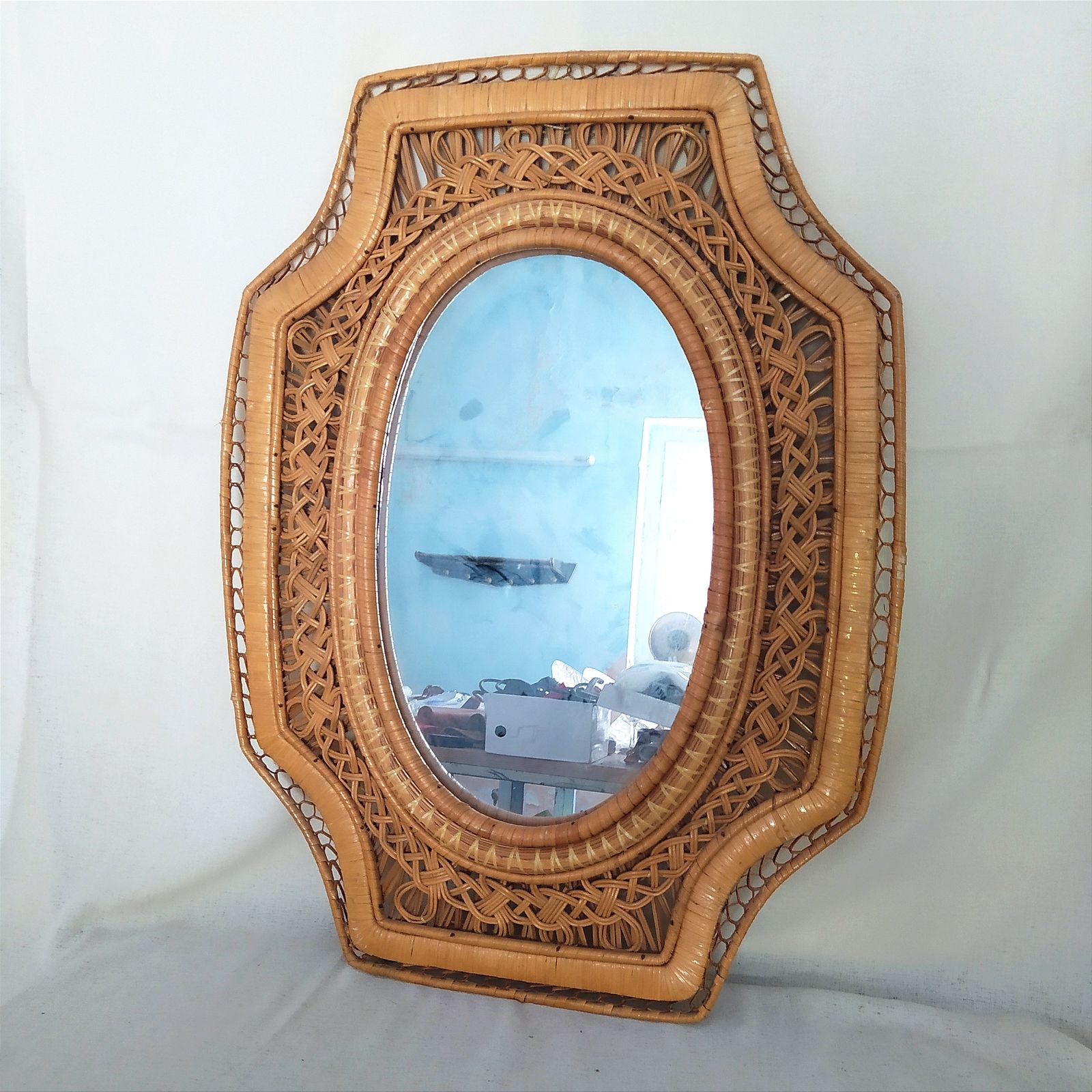 Miroir mural sculptural mid-century en rotin