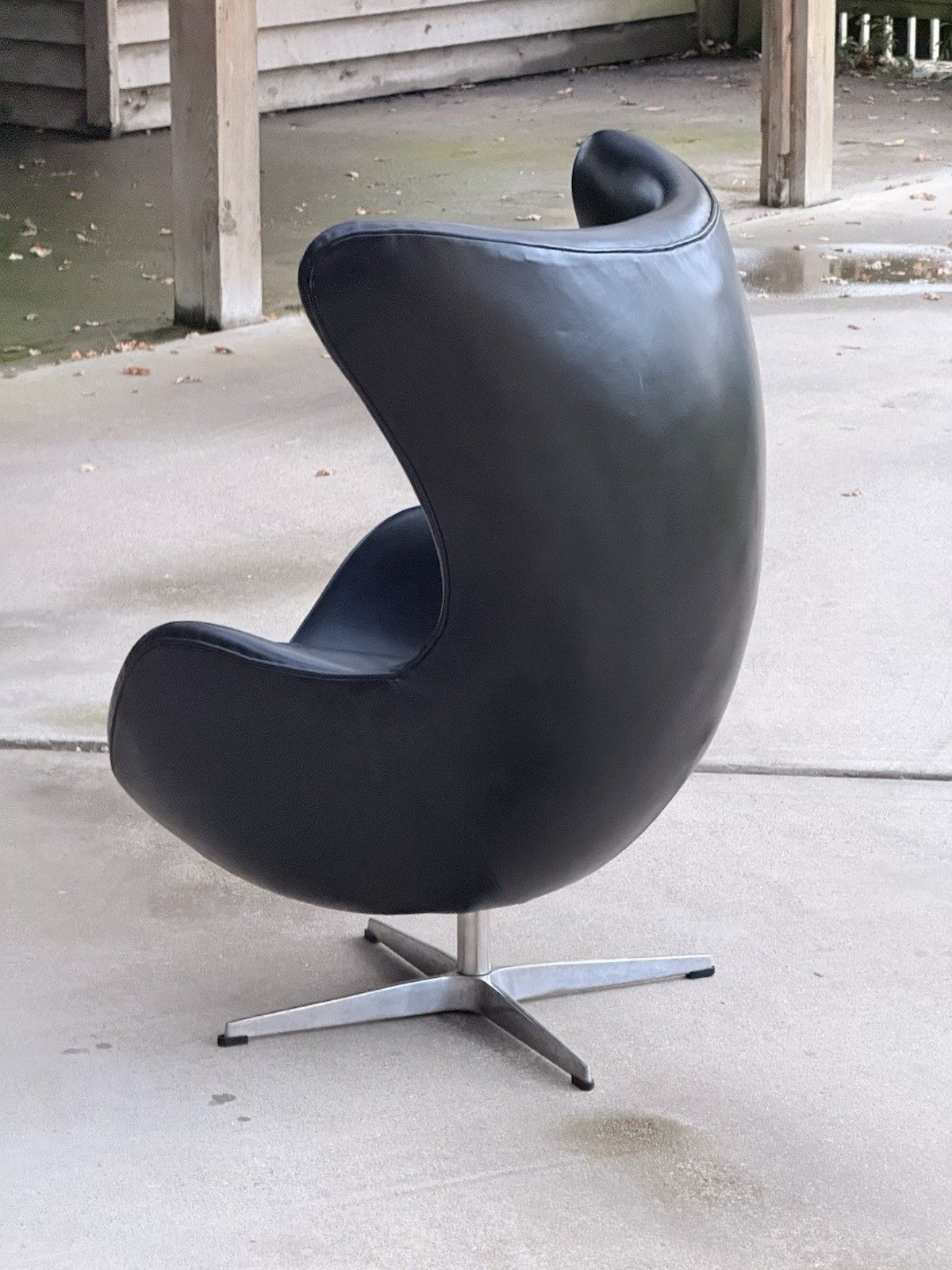 Arne Jacobsen Egg Chair Model 3316 Fritz Hansen Style Swivel Lounge Chair. photo for sale