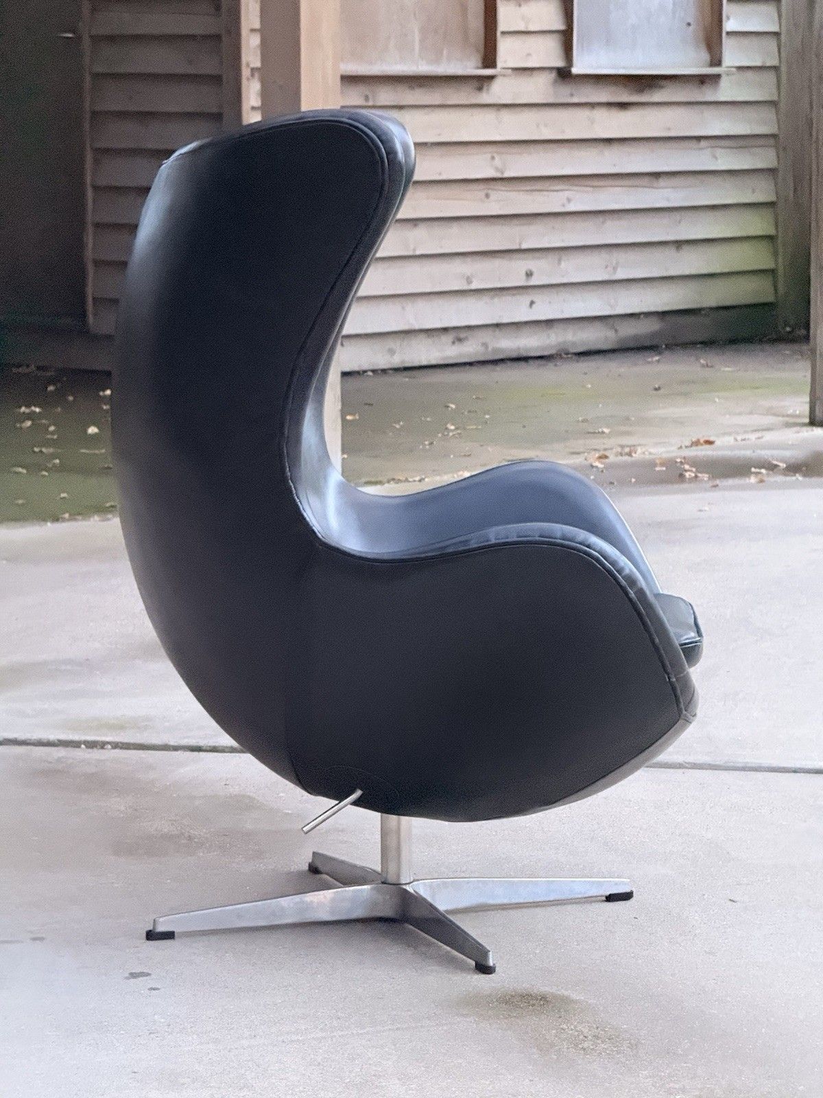 Arne Jacobsen Egg Chair Model 3316 Fritz Hansen Style Swivel Lounge Chair. photo buy