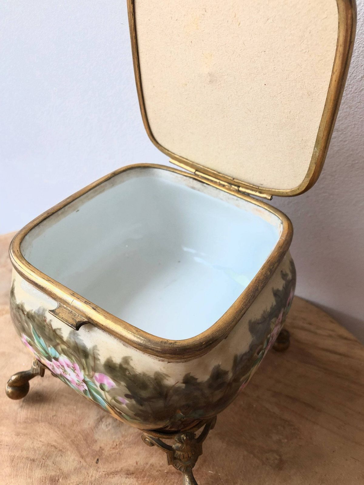 photo furniture Antiek keramieken juwelendoosje, vintage Frans sieradendoosje