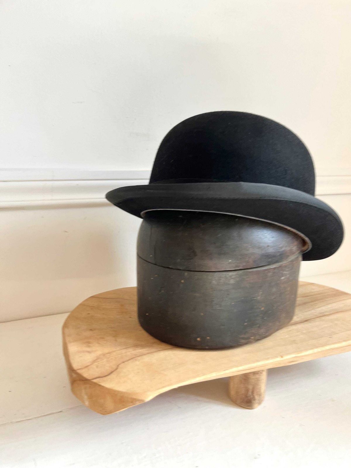 Forme à chapeau ancienne en bois, patine sombre - moule de modiste