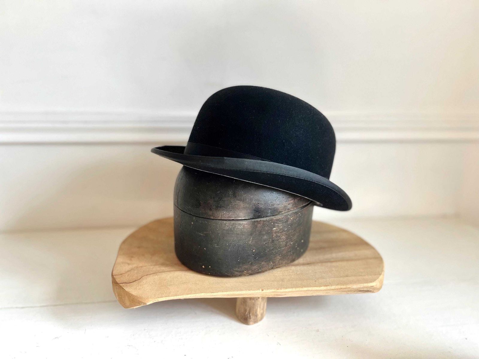 Forme à chapeau ancienne en bois, patine sombre - moule de modiste photo buy
