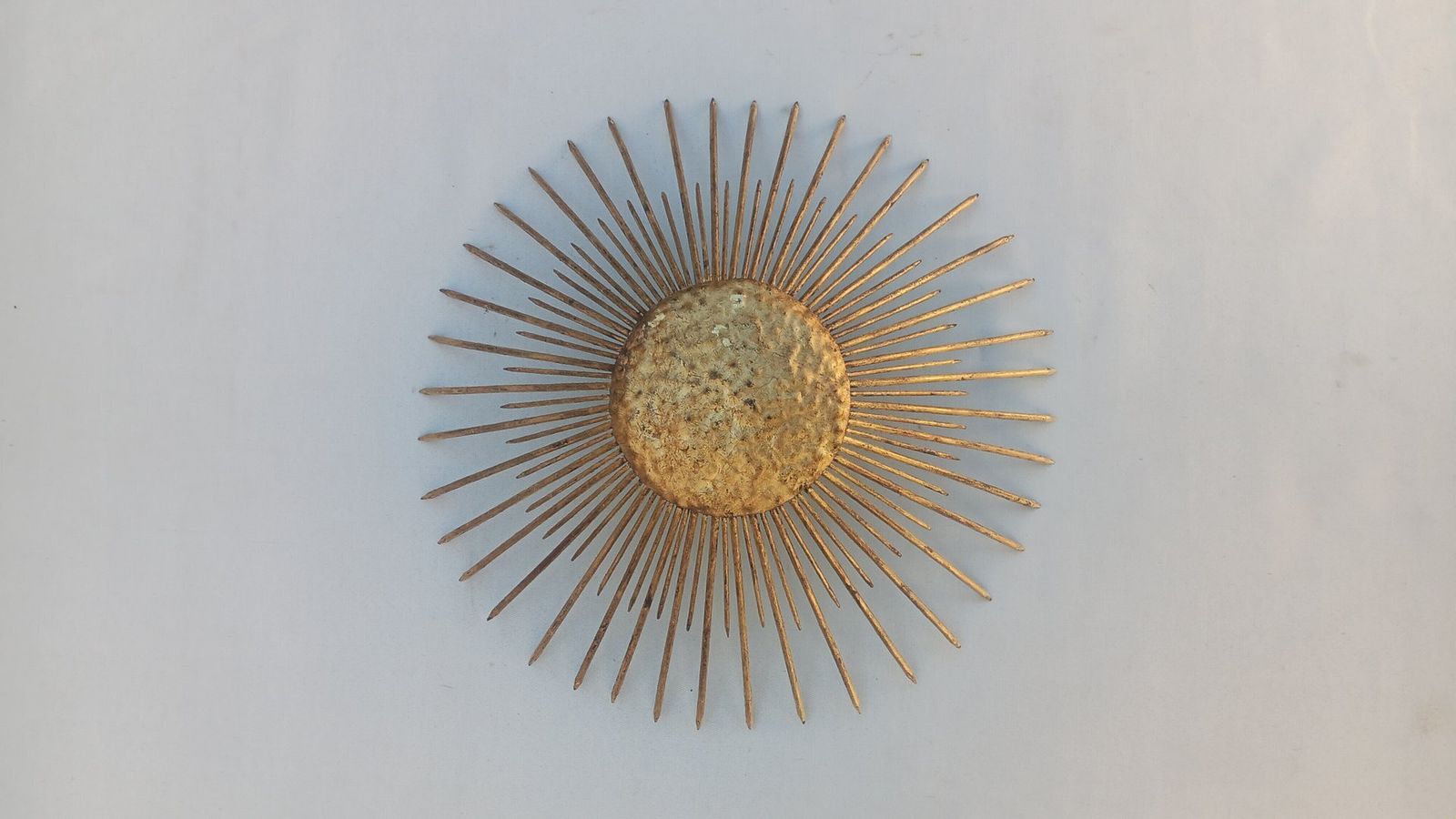 Spaanse vergulde metalen zonnevorm plafondlamp, ca. jaren 1960