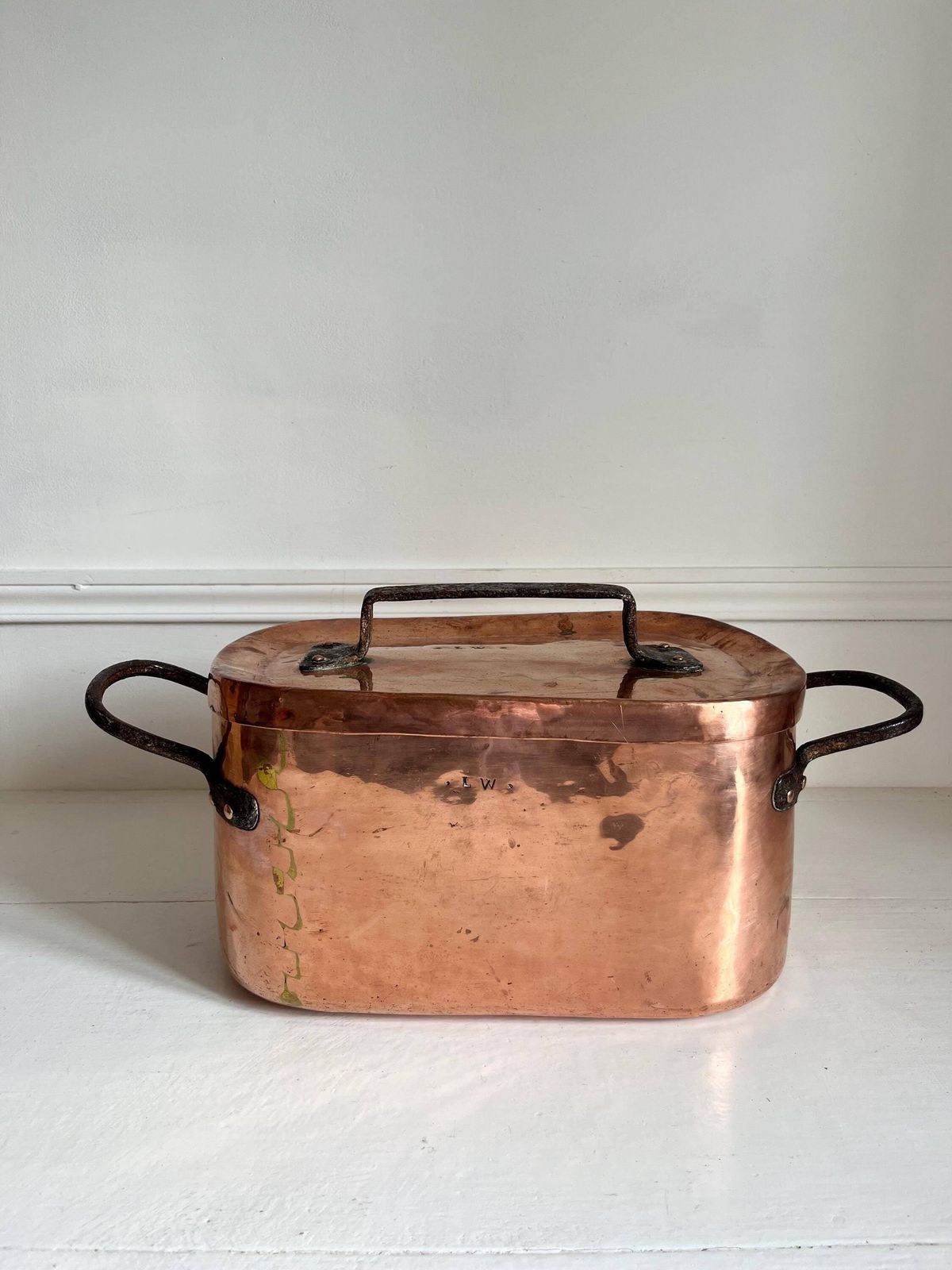 Daubière en cuivre d'époque : cocotte française en cuivre avec initiales photo furniture