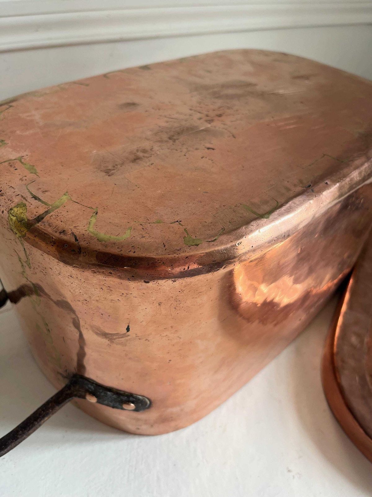 photo for sale Daubière en cuivre d'époque : cocotte française en cuivre avec initiales