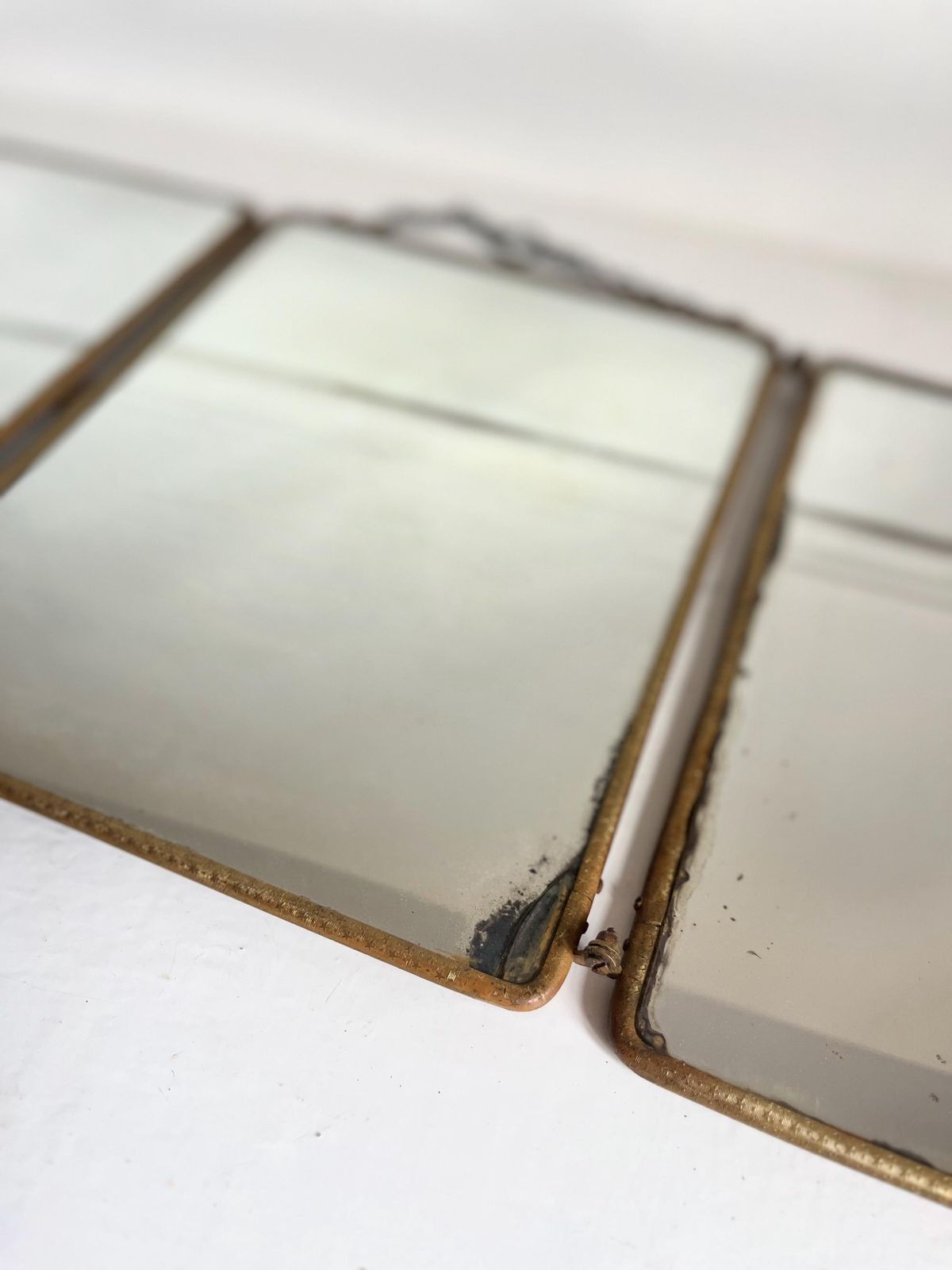 photo furniture Miroir triptyque d'époque français, métal peint et cuir bordeaux