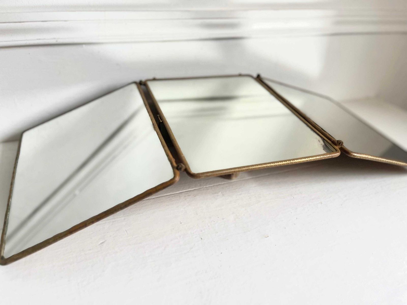 photo for sale Miroir triptyque d'époque français, métal peint et cuir bordeaux