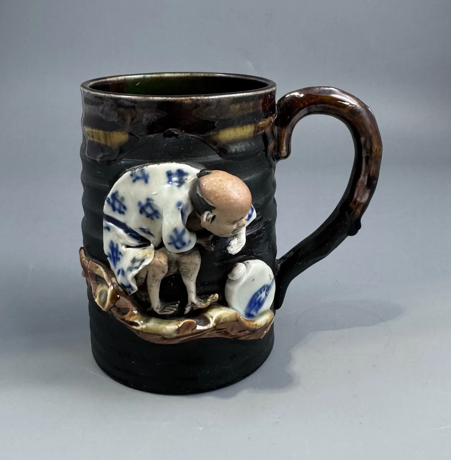 Large Sumida Gawa Mug With Applied Sennin Figure, Signed Ryōsai — Inoue Ryōsai Workshop, Meiji / Taishō Period