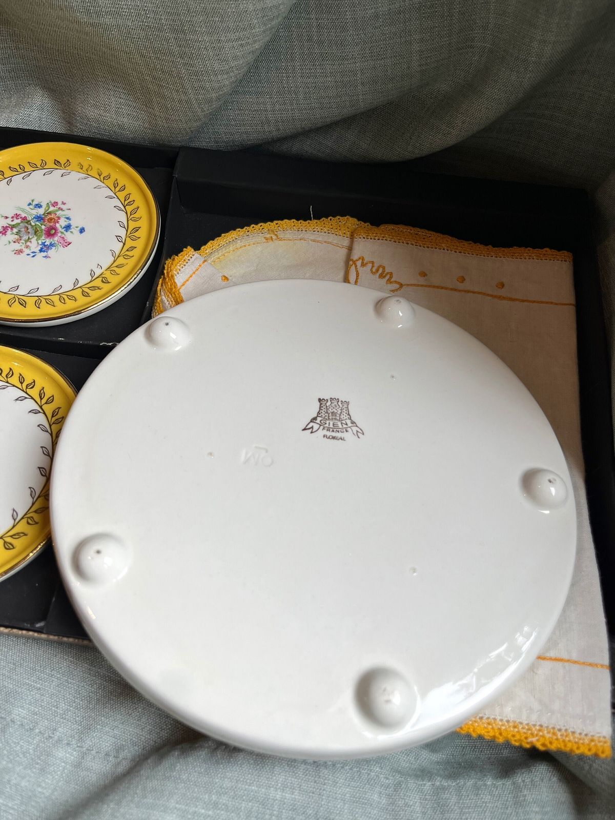 Coffret cadeau vintage Gien, dessous-de-plat et dessous-de-bouteille photo furniture