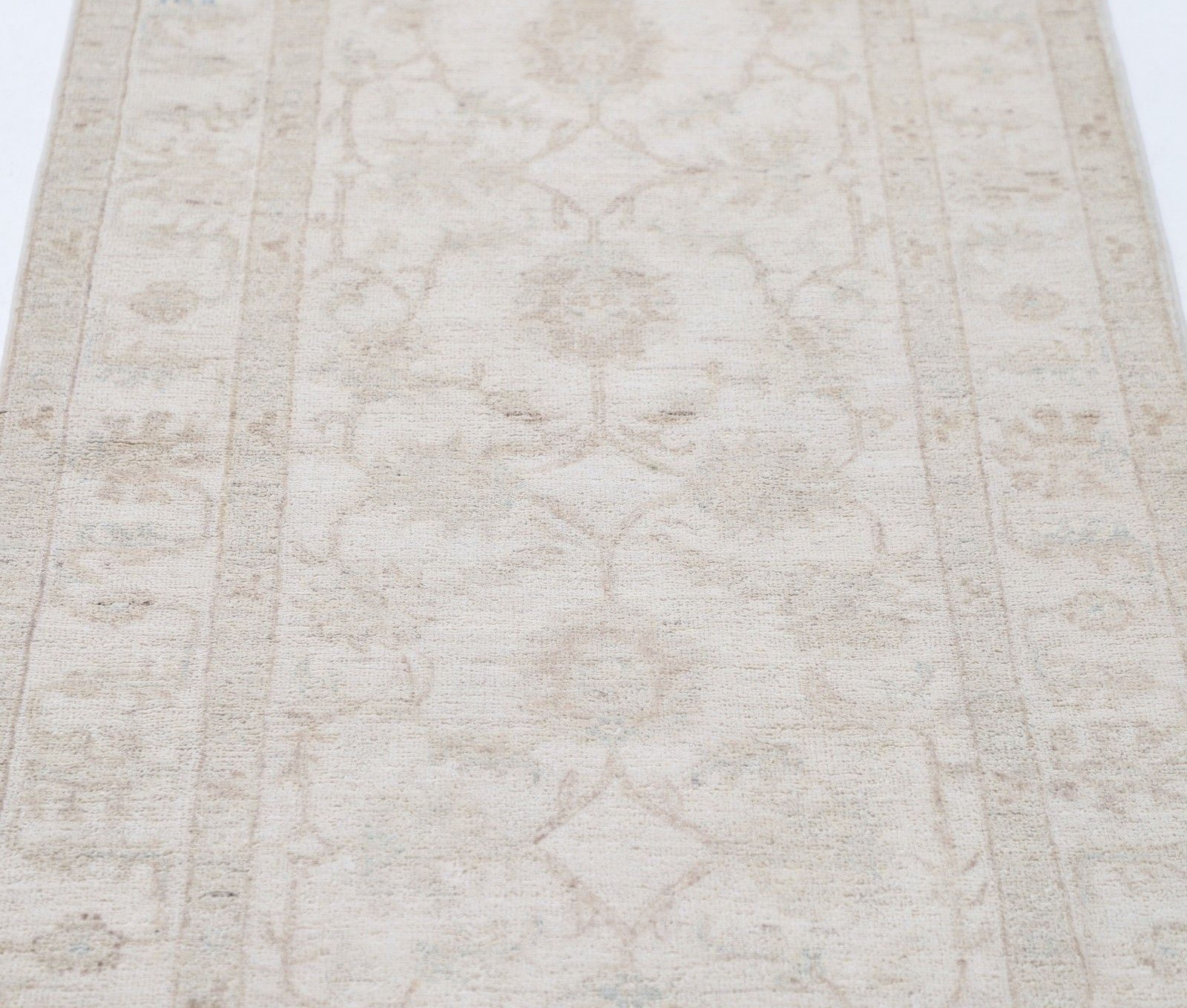 Tapis de couloir noué main 0,80 x 2,40 m. Tapis de couloir beige. Tapis de cuisine en laine photo vinterior