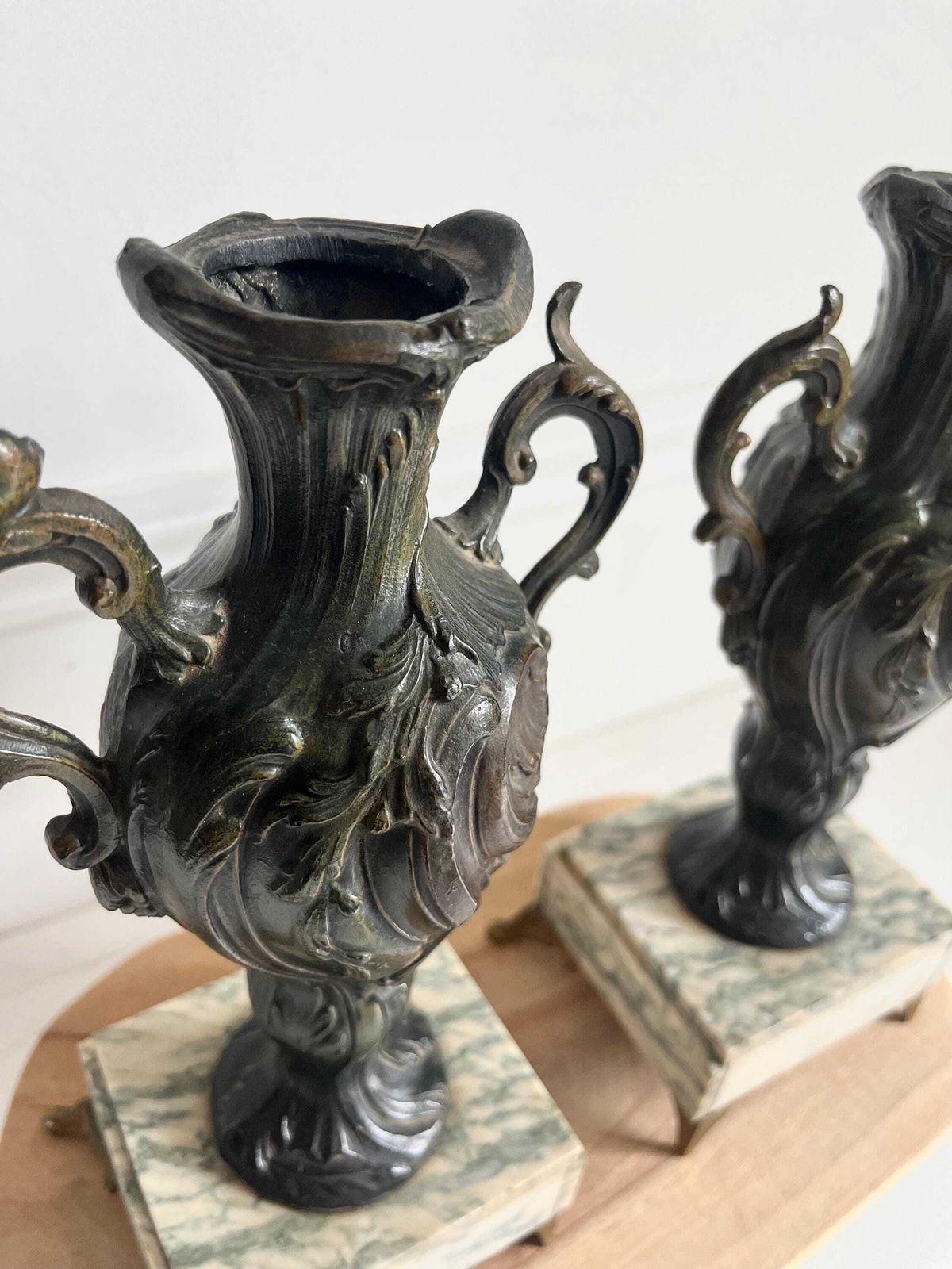 Vases d'époque en régule, socle en marbre, urnes de château photo for sale