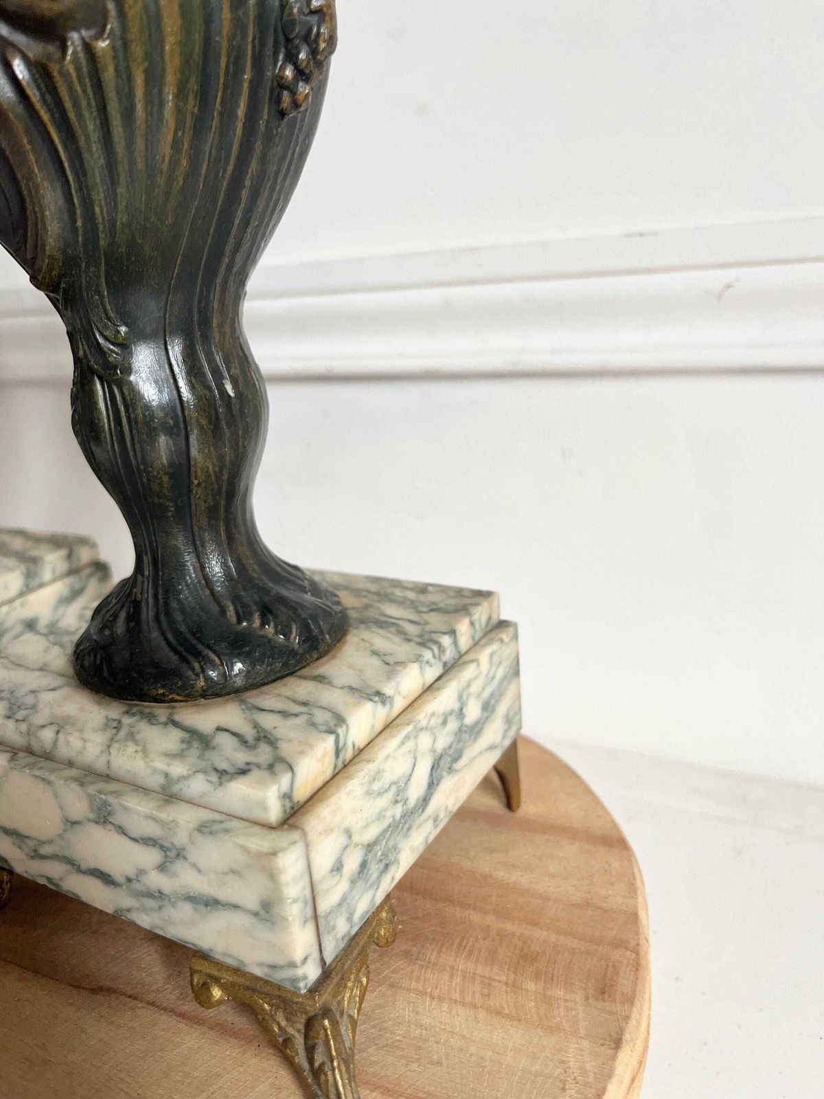 Vases d'époque en régule, socle en marbre, urnes de château photo buy