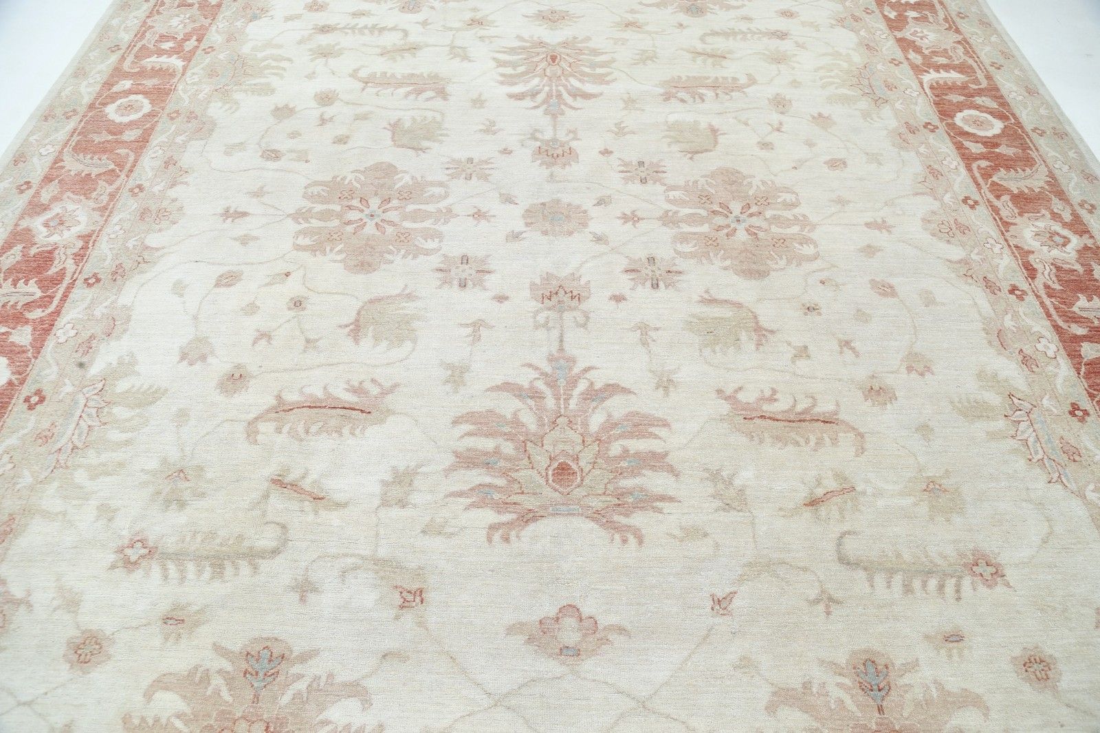 Grand tapis à motifs floraux noué à la main, champ ivoire et bordure rouge, 9,8 x 11,2 ft photo for sale