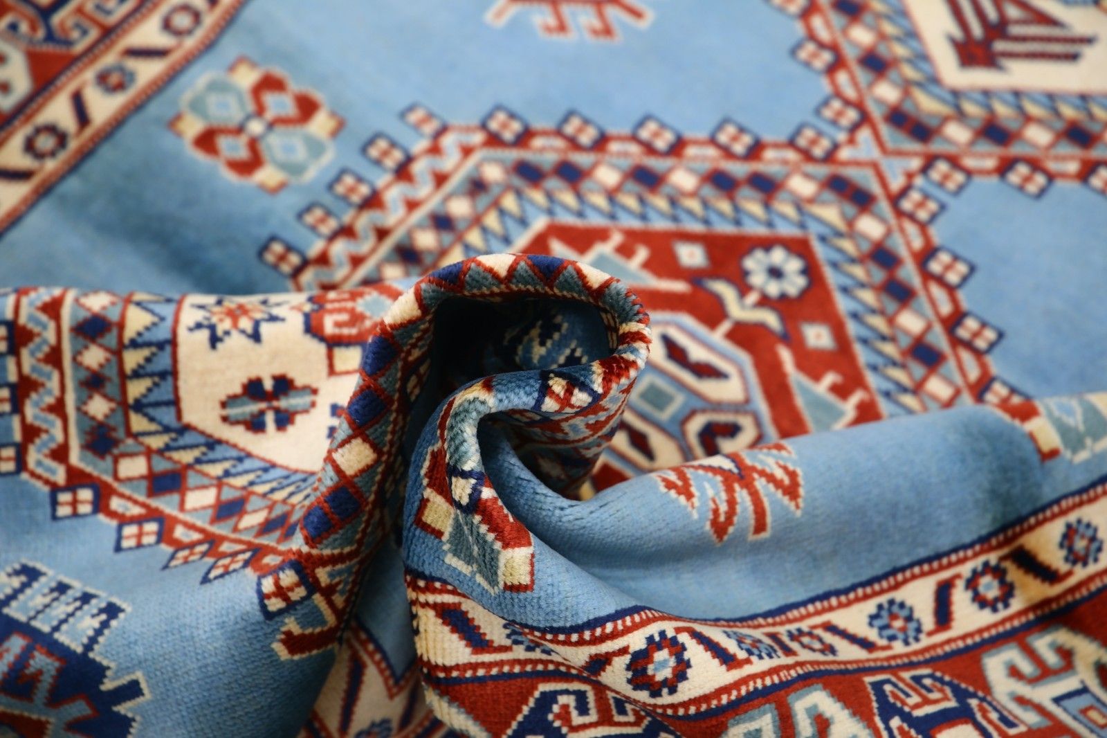 Tapis d'accent en laine noué à la main, bleu clair, rouge et ivoire, de style tribal, 97 x 145 cm photo vinterior