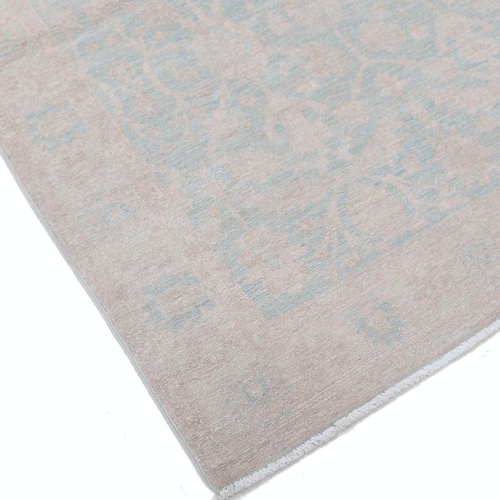 4x5,7 ft handgeknoopt vloerkleed in ivoor en lichtblauw. Accent rug in Turks Oushak-stijl photo vinterior
