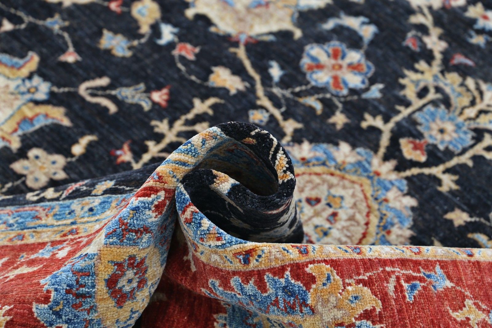 Tapis turc à motifs floraux noué à la main, fond noir et bordure rouge, 2 x 2,95 m photo vinterior
