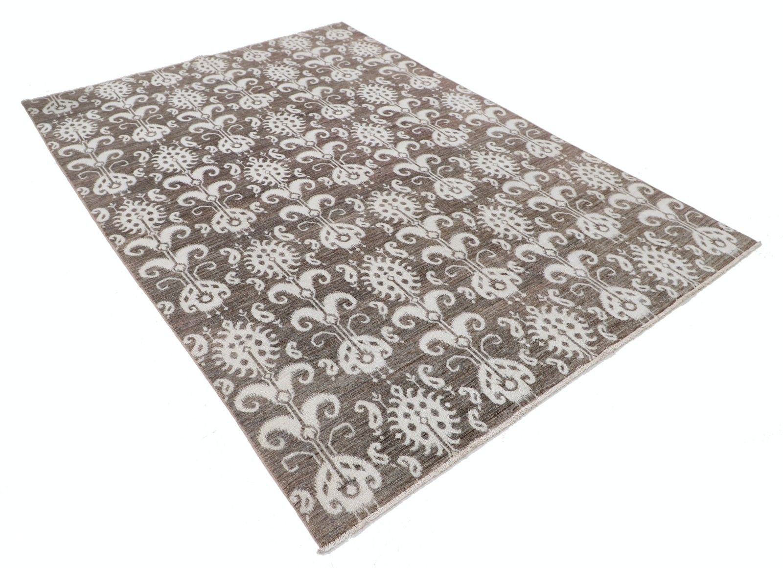 Tapis noué à la main, motif ornemental traditionnel, coloris taupe et ivoire, 183 x 262 cm photo furniture