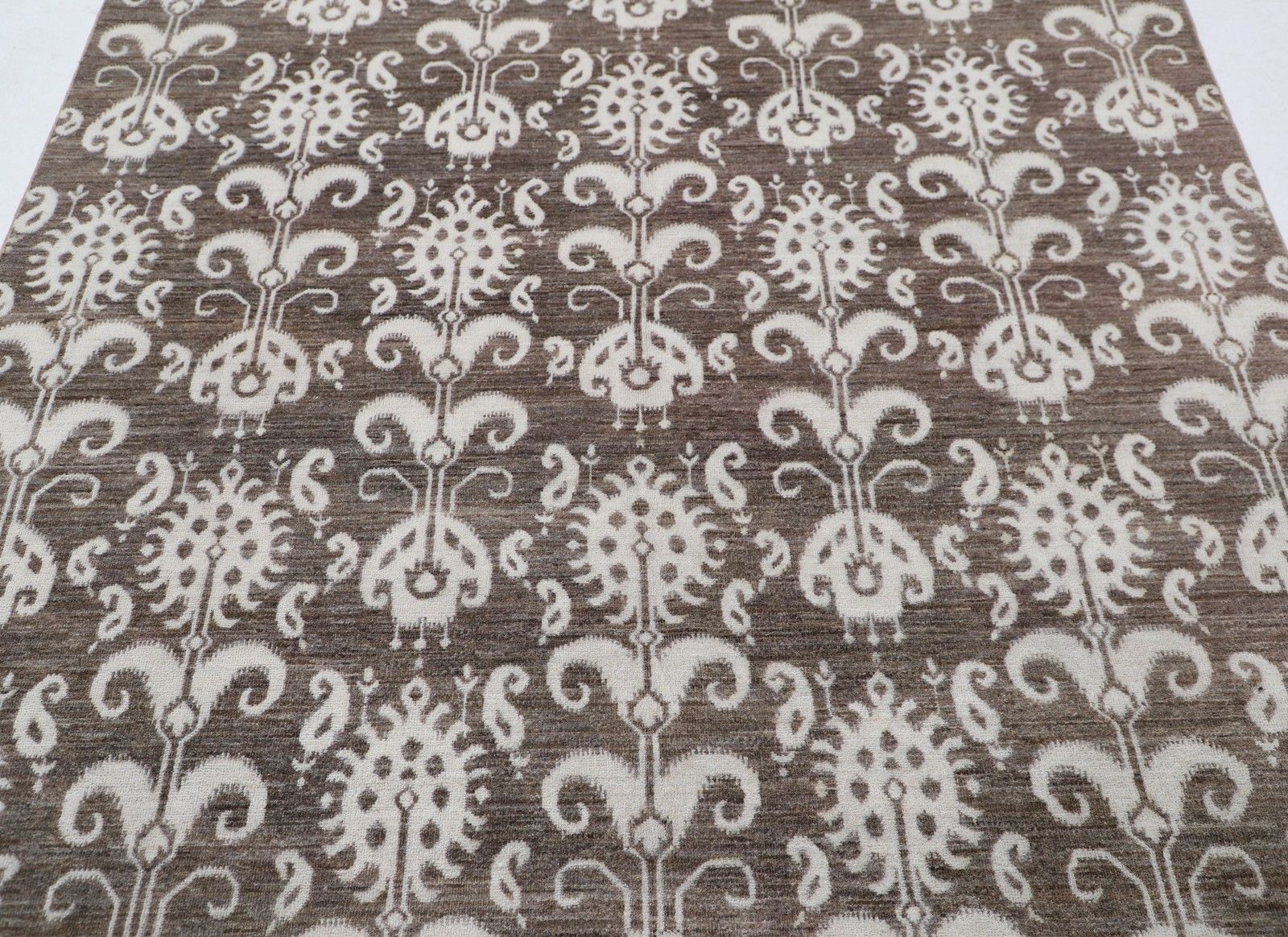 Tapis noué à la main, motif ornemental traditionnel, coloris taupe et ivoire, 183 x 262 cm photo for sale
