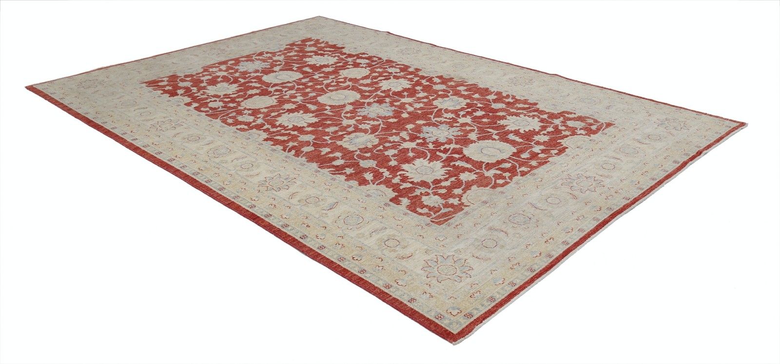 Tapis Oushak floral noué à la main, champ rouge et bordure ivoire, 2,34 x 3,31 m photo for sale